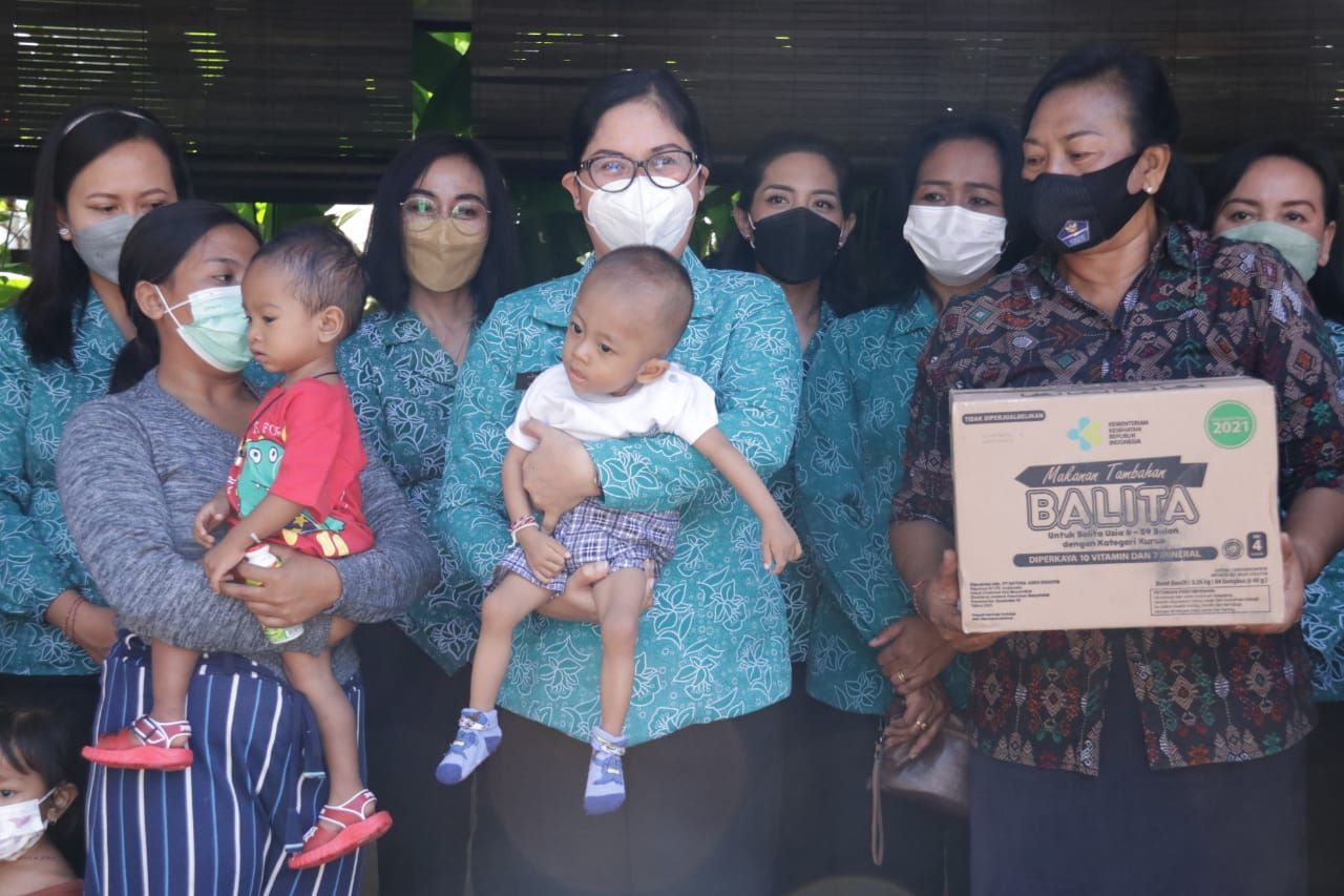 podiumnews.com-PKK Tabanan Serahkan Bantuan untuk Ibu Hamil dan Balita